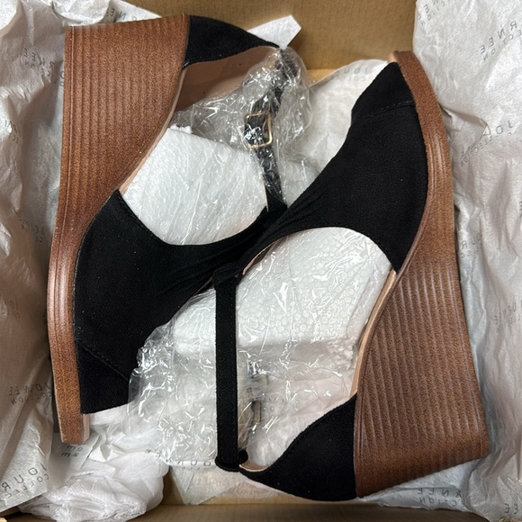 Journee Collection Womens Kedzie Wedge Sandals, 5 1/2 Medium, Black - Picture 2 of 3